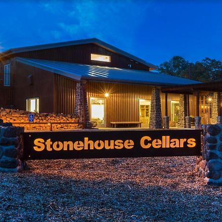 Bed And Barrel At Stonehouse Cellars Bed and Breakfast Clearlake Oaks Exteriör bild