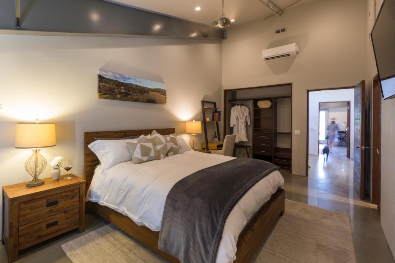 Bed And Barrel At Stonehouse Cellars Bed and Breakfast Clearlake Oaks Exteriör bild