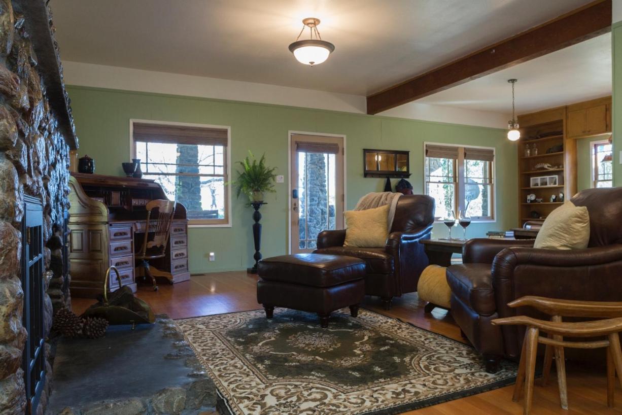 Bed And Barrel At Stonehouse Cellars Bed and Breakfast Clearlake Oaks Exteriör bild