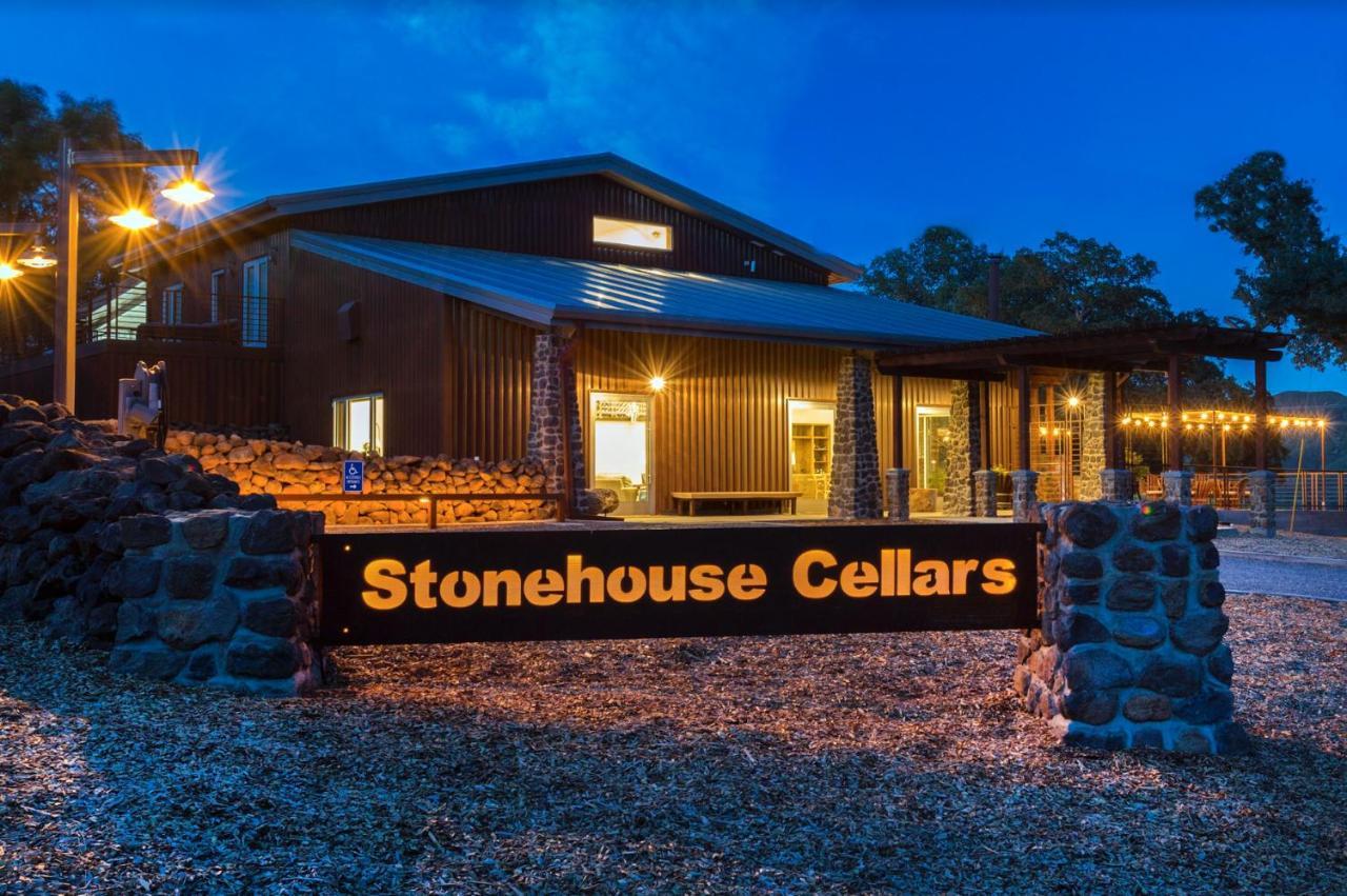Bed And Barrel At Stonehouse Cellars Bed and Breakfast Clearlake Oaks Exteriör bild