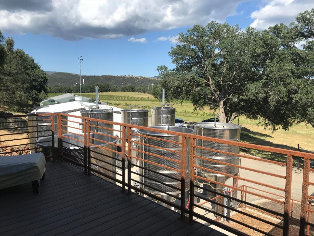 Bed And Barrel At Stonehouse Cellars Bed and Breakfast Clearlake Oaks Exteriör bild